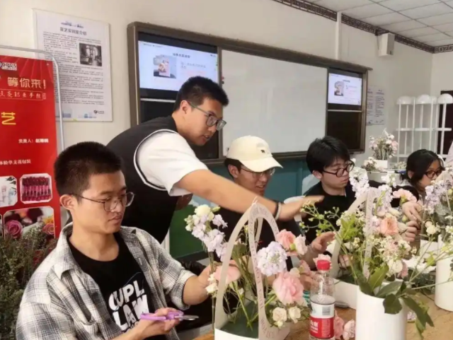 學生們運用色彩搭配和造型技巧深化領會創新的物化載體