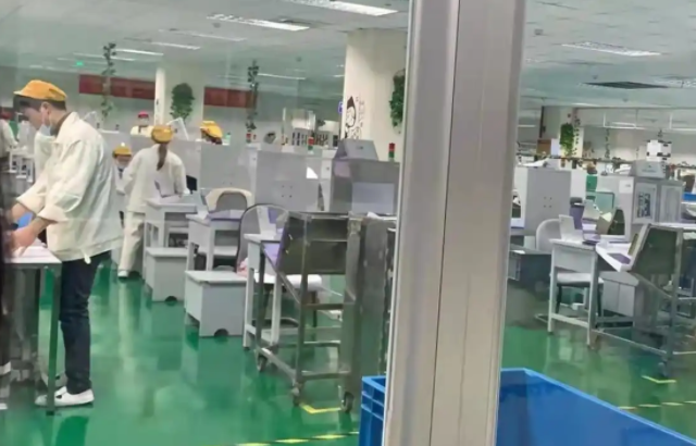 學生們運用色彩搭配和造型技巧深化領會創新的物化載體