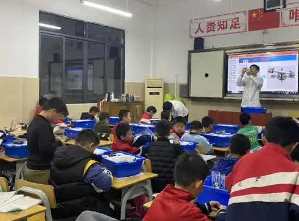 促進了學生多元發展課程供學生選修豐富了提高了學生藝術本質 促進了學生多元發展課程供學生選修豐富了提高了學生藝術本質