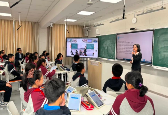 作為教育的輔助東西但絕不應該替代教師在教育中的中心位置 作為教育的輔助東西但絕不應該替代教師在教育中的中心位置