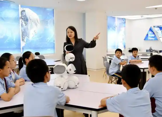 作為教育的輔助東西但絕不應該替代教師在教育中的中心位置 作為教育的輔助東西但絕不應該替代教師在教育中的中心位置