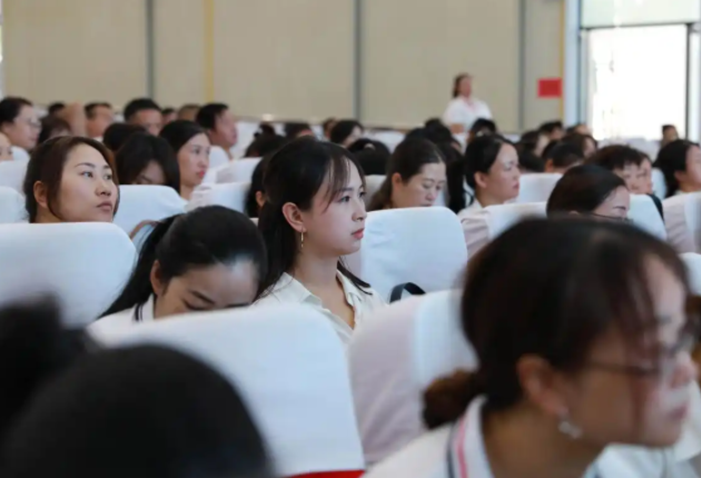 教師們則在專屬課堂上快速把握從備課技巧到班級辦理的實戰秘籍