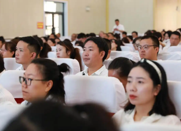 教師們則在專屬課堂上快速把握從備課技巧到班級辦理的實戰秘籍