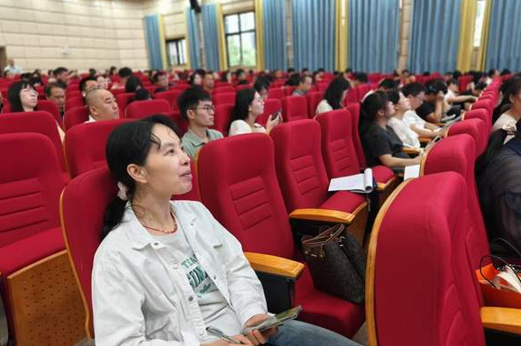 數(shù)字素養(yǎng)提高等進(jìn)階課更特設(shè)心理健康教育等年代必修課