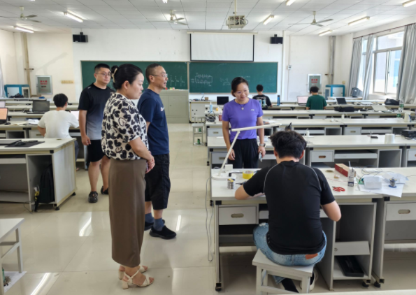 抓住暑期教學空檔期進行硬化改造為師生日常通行增添了安全保障