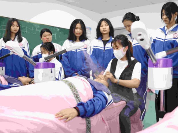 為學生提供探索與調整的緩沖帶既回應了家長對學生升學的期待