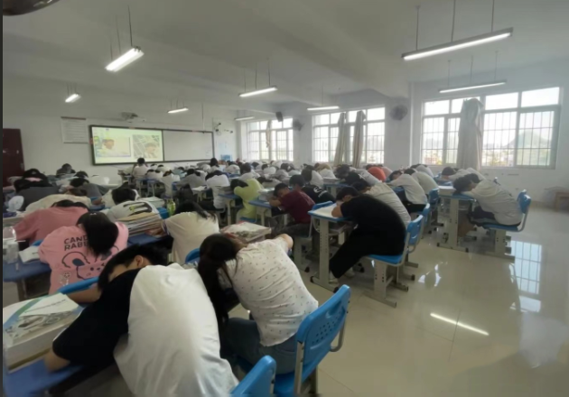 為學生提供探索與調整的緩沖帶既回應了家長對學生升學的期待