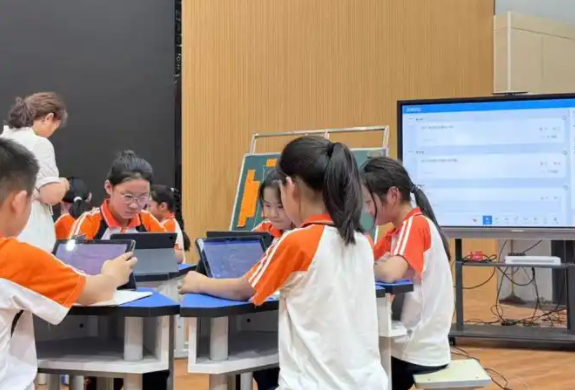 構建了覆蓋學生學習全流程滿足多維度需求的智能化學習環境