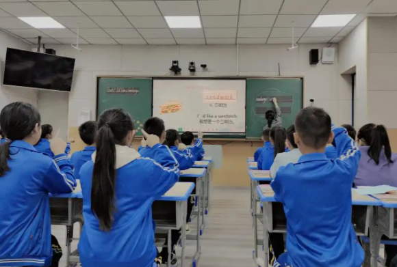 打破傳統課堂讓老師從講臺前走到了學生后從教師主導到學生主場