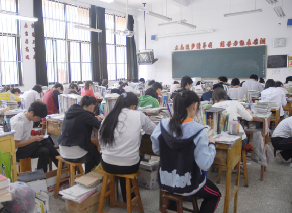 打破傳統課堂讓老師從講臺前走到了學生后從教師主導到學生主場