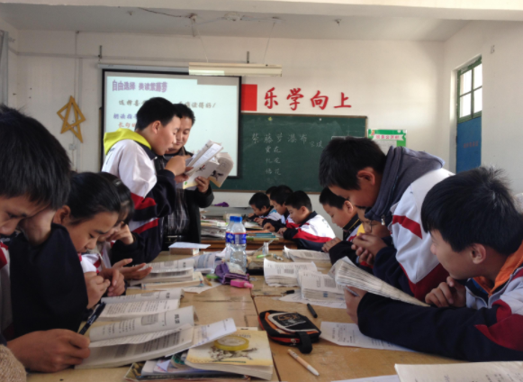 學生從起步中年級開端“主動使用”高年級嘗試協同解決問題