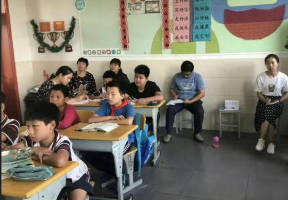 愿點(diǎn)點(diǎn)微光既照前路更亮歸途或許就是教育家精力最動(dòng)人的容貌 愿點(diǎn)點(diǎn)微光既照前路更亮歸途或許就是教育家精力最動(dòng)人的容貌